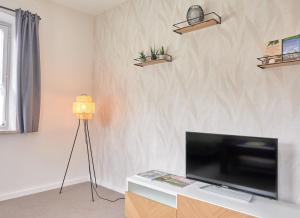 韦尔塔赫Am Dorfbrunnen - zentral in Wertach, authentisch, echt Allgäuerisch的客厅墙上有一台平板电视