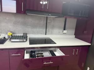 cocina con armarios morados y horno con fogones en BARRIO W -The best place to rest in downtown MTY, en Monterrey 40 fotos más