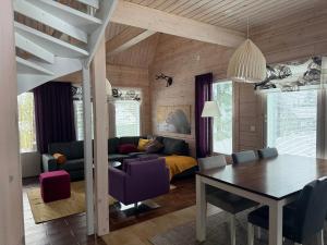 ein Wohnzimmer mit Sofa und Tisch in der Unterkunft Villa Otso-huoneistot Saniaistie in Vuokatti