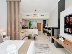 Μια τηλεόραση ή/και κέντρο ψυχαγωγίας στο Elite Nest - Deluxe Studio only 1 min away from WB & Ferrari World