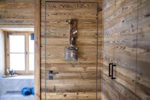 Koupelna v ubytování Chasa Sentima + 49 fotografií