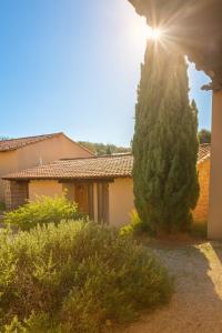 Fotografie z fotogalerie ubytování Mini villa vue jardin dans résidence calme wifi piscine mer à pied v destinaci Serra-di-Ferro