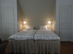スンネにあるGröna Lenaのベッドルーム1室(白いベッド1台、枕2つ付)