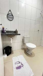 bagno con servizi igienici e asciugamano sul pavimento di Casa aconchegante e familiar a Barreirinhas Altre 5 foto