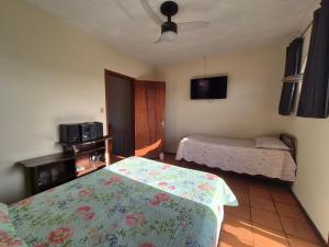 Ένα ή περισσότερα κρεβάτια σε δωμάτιο στο Casa Azul no Centro Ilha Comprida