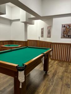 a billiard room with a green pool table at Studio 107 Home Com Varanda, Ar-condicionado e Netflix in Mogi das Cruzes