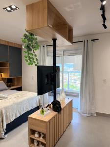 Ένα ή περισσότερα κρεβάτια σε δωμάτιο στο Studio Home Com Varanda, Ar-condicionado e Netflix