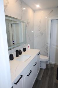 Imagen de la galería de Spacious, Luxe Four bedroom House with Pool 15 mins away from Fort Lauderdale Airport, Beaches and Shops!, en Plantation 9 fotos más