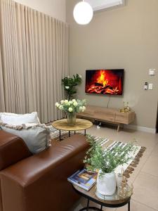 un salon avec un canapé et une cheminée dans l'établissement The Oryx Luxury Apartment, à Windhoek