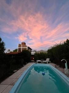 Hồ bơi trong/gần Cabañas Los Leones