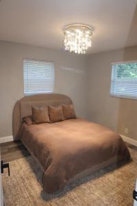 Imagen de la galería de Spacious, Luxe Four bedroom House with Pool 15 mins away from Fort Lauderdale Airport, Beaches and Shops!, en Plantation