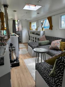 Χώρος καθιστικού στο London Dutch Barge - Sleeps 3 & Cosy Fireplace