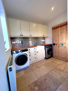 Kuchyň nebo kuchyňský kout v ubytování King Arthur's Rest House, Hot Tub & Garden Sleeps 10