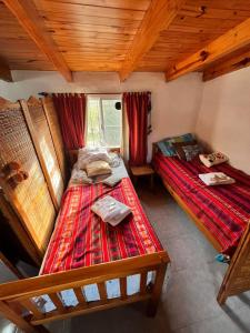 Giường trong phòng chung tại Cabañas Los Leones