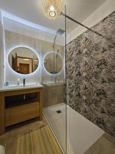 Koupelna v ubytování Mini villa vue jardin dans résidence calme wifi piscine mer à pied