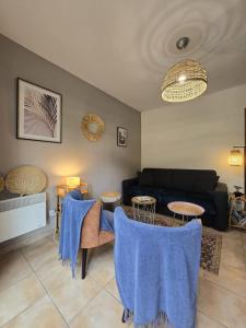 Posezení v ubytování Mini villa vue jardin dans résidence calme wifi piscine mer à pied