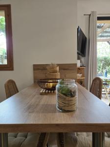 TV a/nebo společenská místnost v ubytování Mini villa vue jardin dans résidence calme wifi piscine mer à pied