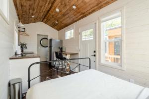 Ένα ή περισσότερα κρεβάτια σε δωμάτιο στο Stay Portland - The Tiny Farmhouse on Alberta