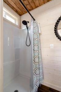 Ένα μπάνιο στο Stay Portland - The Tiny Farmhouse on Alberta