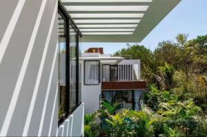 Dieses weiße Haus verfügt über einen Balkon und ein Fenster. in der Unterkunft Casa Zeno in Assagao