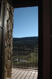 una ventana con vistas al campo desde un porche en Apartamento Valdenieve, en Valdelinares 2 fotos más