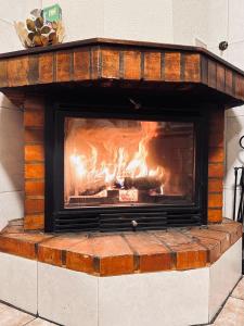 einen Kamin mit einem Kamin darin in der Unterkunft Souto Guimarães Country House in Guimarães