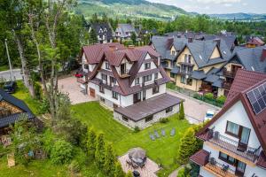 een luchtfoto van een groot huis in een dorp bij Willa u Baranów 2 in Zakopane