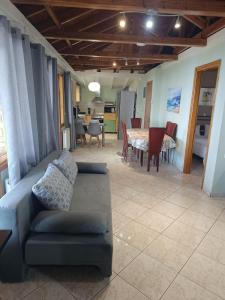 斯卡拉卡里拉奇斯Front Beach House的客厅里有一张沙发和一张桌子。