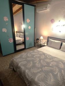 斯卡拉卡里拉奇斯Front Beach House的带床和大镜子的卧室 更多42张照片