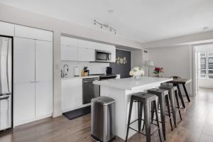 O bucătărie sau chicinetă la Modern 3BR Condo Heart of Entertainment District