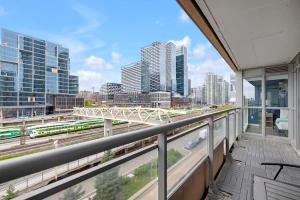 Un balcon sau o terasă la Modern 3BR Condo Heart of Entertainment District