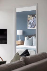 Un televizor și/sau centru de divertisment la Modern 3BR Condo Heart of Entertainment District