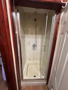 Ένα μπάνιο στο Double & Single rooms in Southall