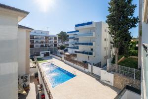 un appartamento con piscina e un edificio di Hauzify I Apartaments Coral a Torredembarra