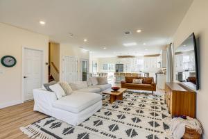 Μια τηλεόραση ή/και κέντρο ψυχαγωγίας στο Walk to Keansburg Beach! Family Home with Pool