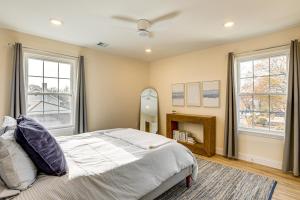 Ένα ή περισσότερα κρεβάτια σε δωμάτιο στο Walk to Keansburg Beach! Family Home with Pool