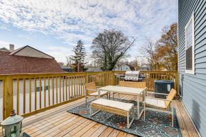 Μπαλκόνι ή βεράντα στο Walk to Keansburg Beach! Family Home with Pool