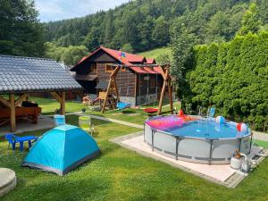 uma vista aérea de um quintal com uma tenda e uma piscina em VILLA MARTINI em Lazy pod Makytou
