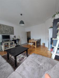 TV a/nebo společenská místnost v ubytování Einzelzimmer mit Altbau Charme