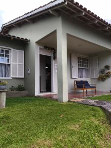 ein Haus mit einer blauen Bank im Hof in der Unterkunft Cantinho do Sossego in Campo Alegre + 19 Fotos