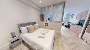 En eller flere senge i et værelse på Stunning Apartment By The Sea