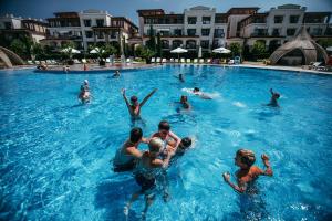 The swimming pool at or close to Green Life Apartments Sozopol
