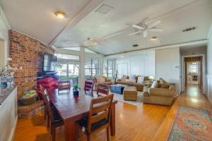 Khu vực ghế ngồi tại Family Retreat on Cedar Creek Lake! Dock and Views