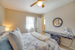 Giường trong phòng chung tại Family Retreat on Cedar Creek Lake! Dock and Views