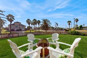 Old Town Treasure في ميناء أرانساس: مجموعة من الكراسي البيضاء في ساحة بها أشجار النخيل