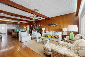 Old Town Treasure في ميناء أرانساس: غرفة معيشة بأثاث أبيض وجدران خشبية