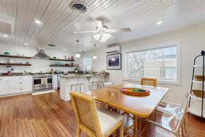 Old Town Treasure في ميناء أرانساس: مطبخ مع طاولة خشبية وغرفة طعام