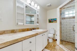 Old Town Treasure في ميناء أرانساس: حمام أبيض مع حوض ومرحاض +16 صورة