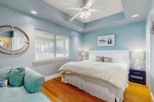 Old Town Treasure في ميناء أرانساس: غرفة نوم بها سرير ومروحة سقف