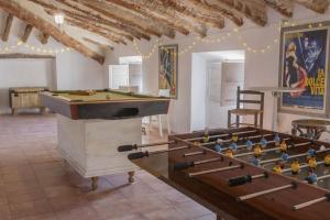 sala de estar con mesa de billar en Caserón Centenario, en Cehegín